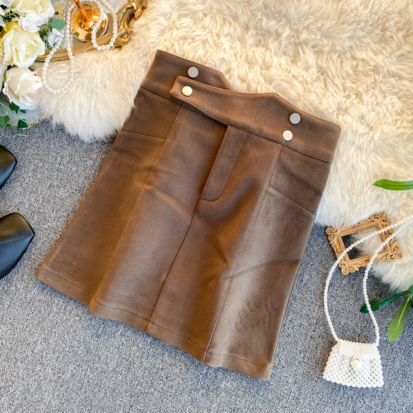 Fusta de dama cu talie inalta cu nasturi in negru, bej si alb