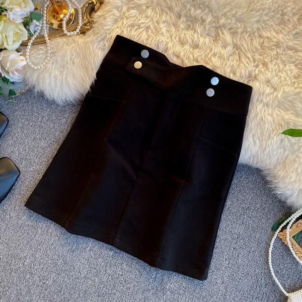 Fusta de dama cu talie inalta cu nasturi in negru, bej si alb