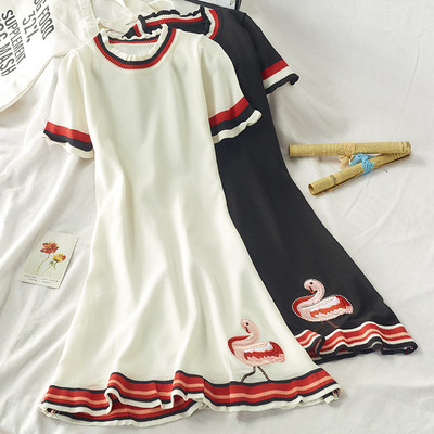 Női modern őszi ruha rövid ujjal, színes hímzéssel