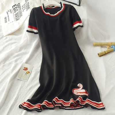 Női modern őszi ruha rövid ujjal, színes hímzéssel