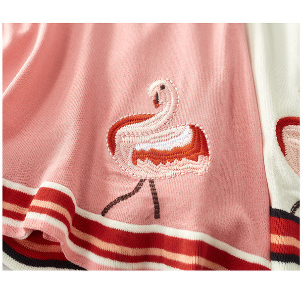 Női modern őszi ruha rövid ujjal, színes hímzéssel