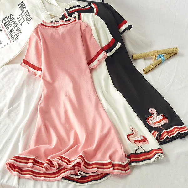 Női modern őszi ruha rövid ujjal, színes hímzéssel