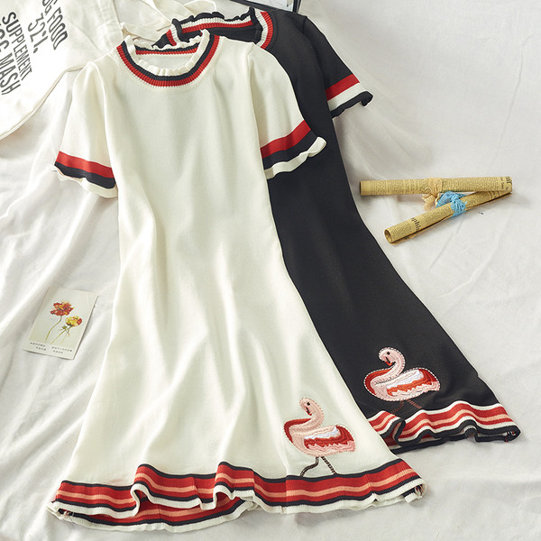 Női modern őszi ruha rövid ujjal, színes hímzéssel