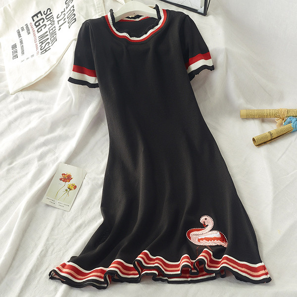 Női modern őszi ruha rövid ujjal, színes hímzéssel