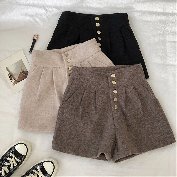 Pantaloni scurti de dama cu nasturi si talie inalta in trei culori