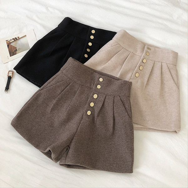 Pantaloni scurti de dama cu nasturi si talie inalta in trei culori