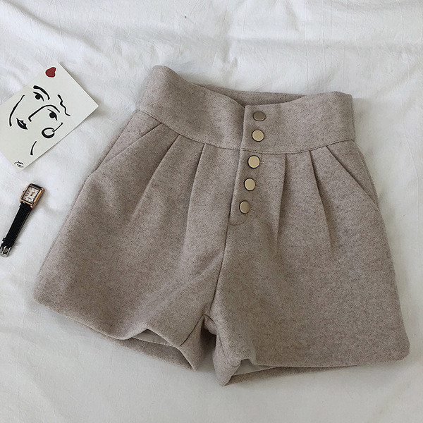 Pantaloni scurti de dama cu nasturi si talie inalta in trei culori