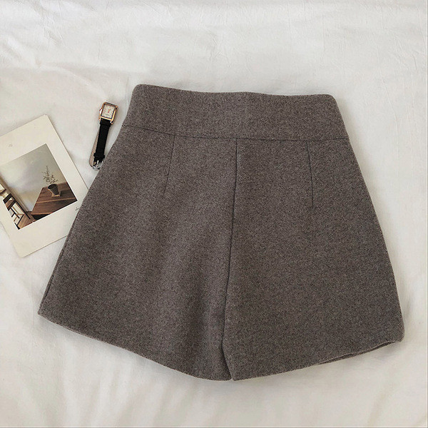 Pantaloni scurti de dama cu nasturi si talie inalta in trei culori