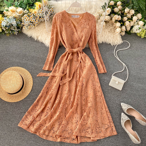 Női hosszú csipkeruha V-nyakkal és övvel