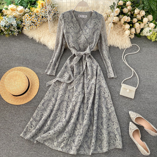 Női hosszú csipkeruha V-nyakkal és övvel