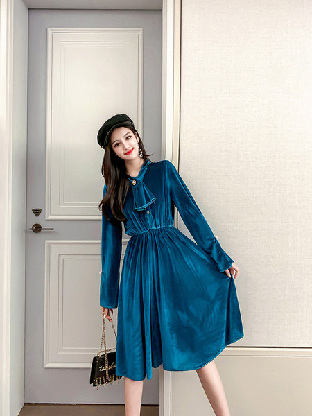 Női modern bársony ruha modell fekete és kék színben