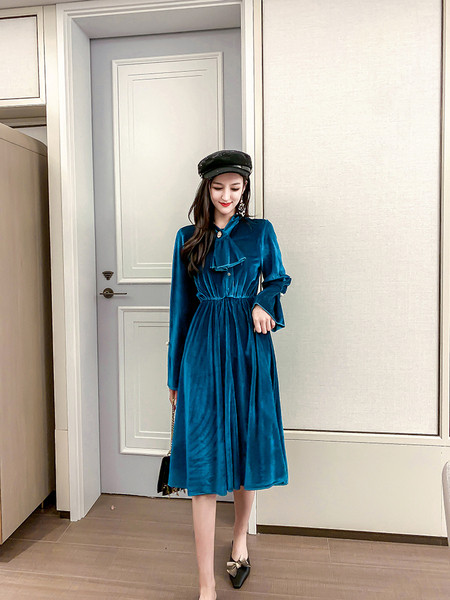 Női modern bársony ruha modell fekete és kék színben