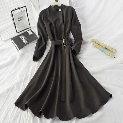 Modern női ruha hosszú ujjal, fekete és piros övvel