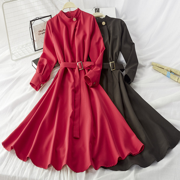 Modern női ruha hosszú ujjal, fekete és piros övvel