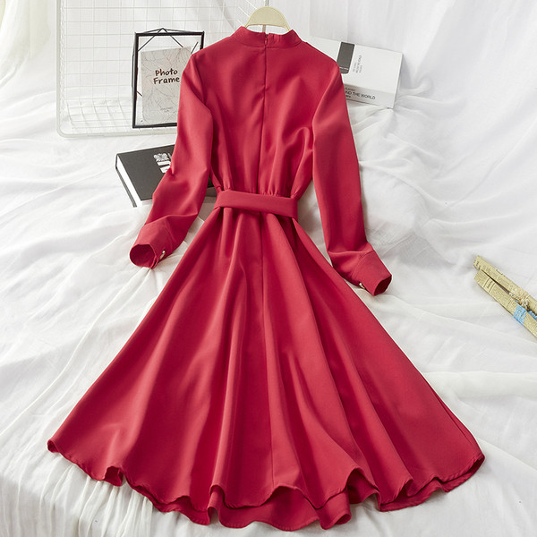 Modern női ruha hosszú ujjal, fekete és piros övvel