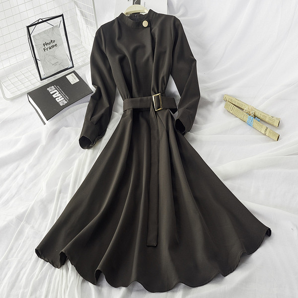 Modern női ruha hosszú ujjal, fekete és piros övvel