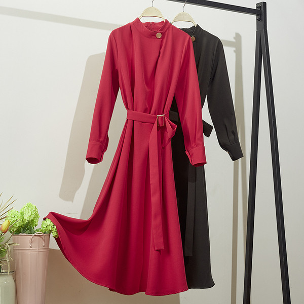 Modern női ruha hosszú ujjal, fekete és piros övvel