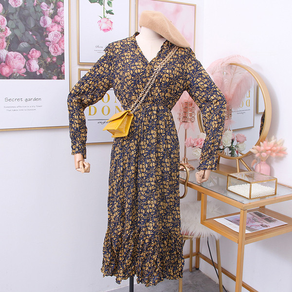 Rochie moderna de dama cu decolteu spitz si motive florale in trei culori