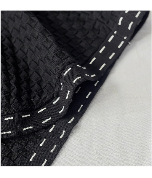 Rochie de damă cu mâneci scurte și decolteu spitz în alb-negru