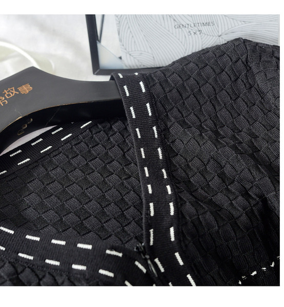 Rochie de damă cu mâneci scurte și decolteu spitz în alb-negru