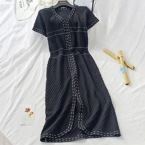 Rochie de damă cu mâneci scurte și decolteu spitz în alb-negru