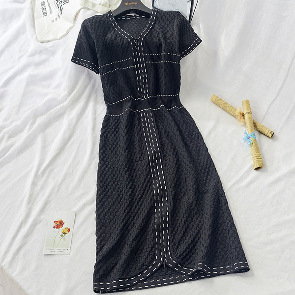 Rochie de damă cu mâneci scurte și decolteu spitz în alb-negru