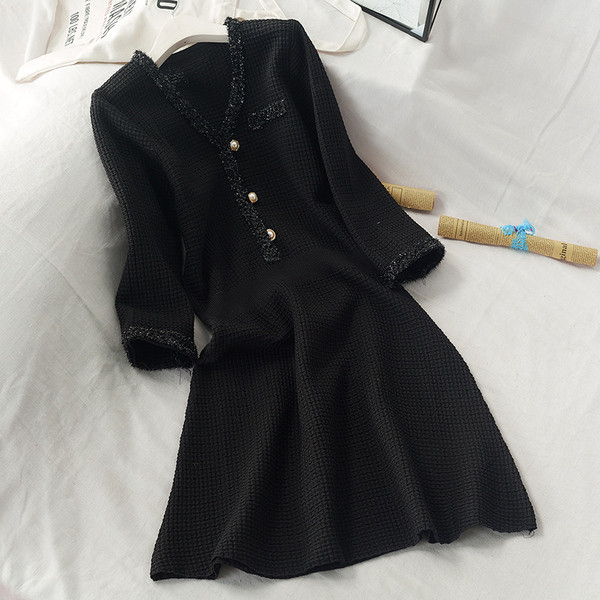 Női téli ruha spitz nyakkivágással, hosszú ujjú fehér és fekete színben