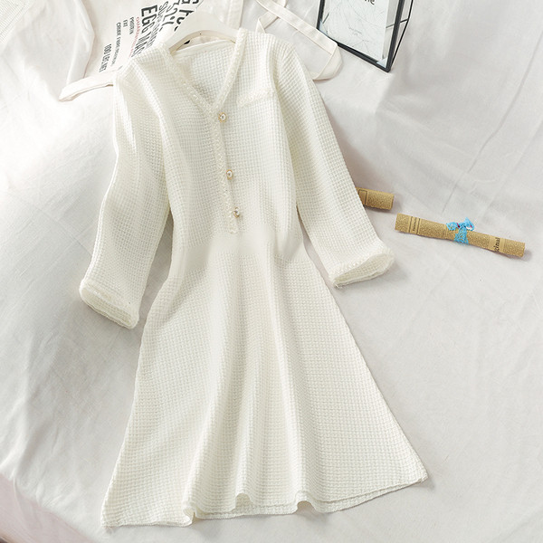 Női téli ruha spitz nyakkivágással, hosszú ujjú fehér és fekete színben