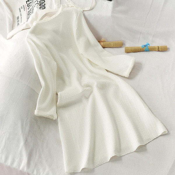 Női téli ruha spitz nyakkivágással, hosszú ujjú fehér és fekete színben