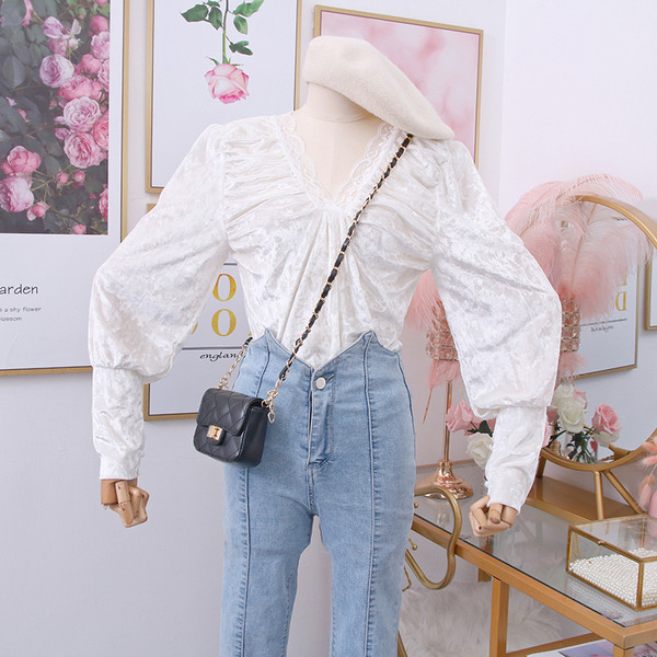 Bluza de dama model nou cu decolteu adanc spitz si dantela in mai multe culori