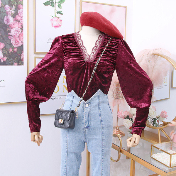 Bluza de dama model nou cu decolteu adanc spitz si dantela in mai multe culori