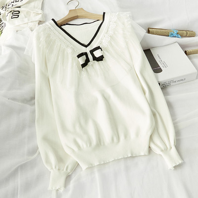 Bluza de dama cu decolteu spitz si tul in alb, albastru si roz