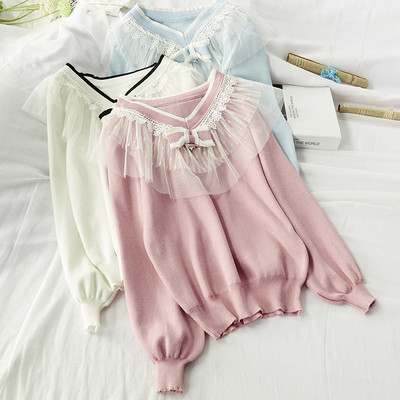 Bluza de dama cu decolteu spitz si tul in alb, albastru si roz