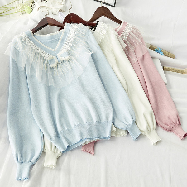 Bluza de dama cu decolteu spitz si tul in alb, albastru si roz