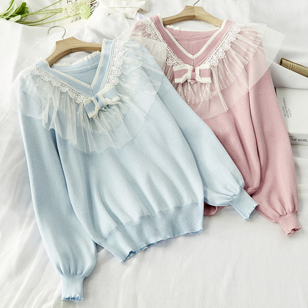 Bluza de dama cu decolteu spitz si tul in alb, albastru si roz