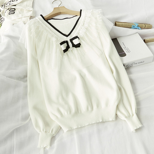 Bluza de dama cu decolteu spitz si tul in alb, albastru si roz