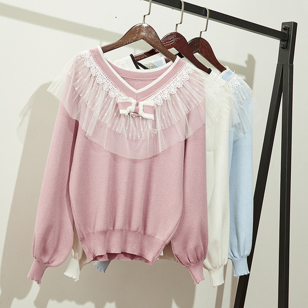 Bluza de dama cu decolteu spitz si tul in alb, albastru si roz