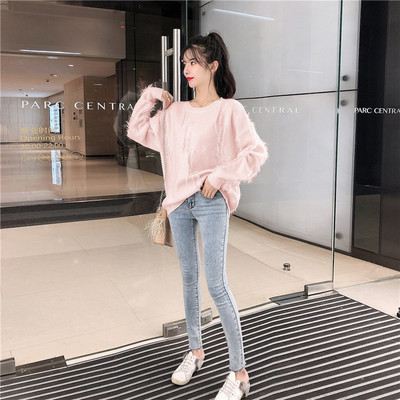 Női pulóver rojtokkal és ovális nyakkivágással