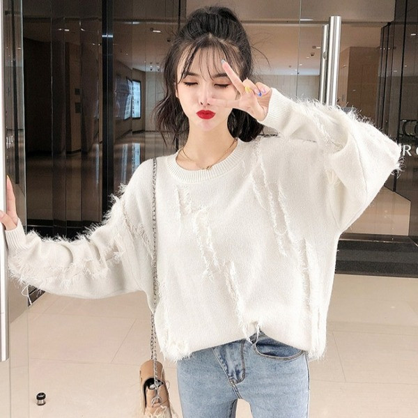 Női pulóver rojtokkal és ovális nyakkivágással