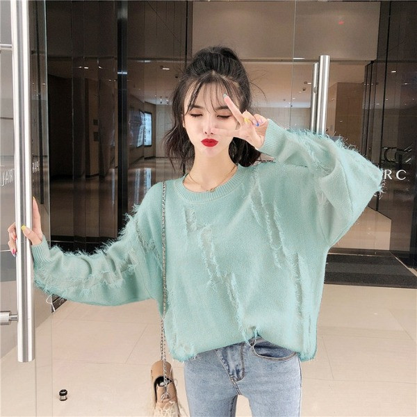 Női pulóver rojtokkal és ovális nyakkivágással