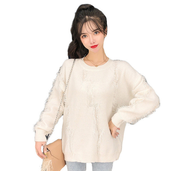 Női pulóver rojtokkal és ovális nyakkivágással