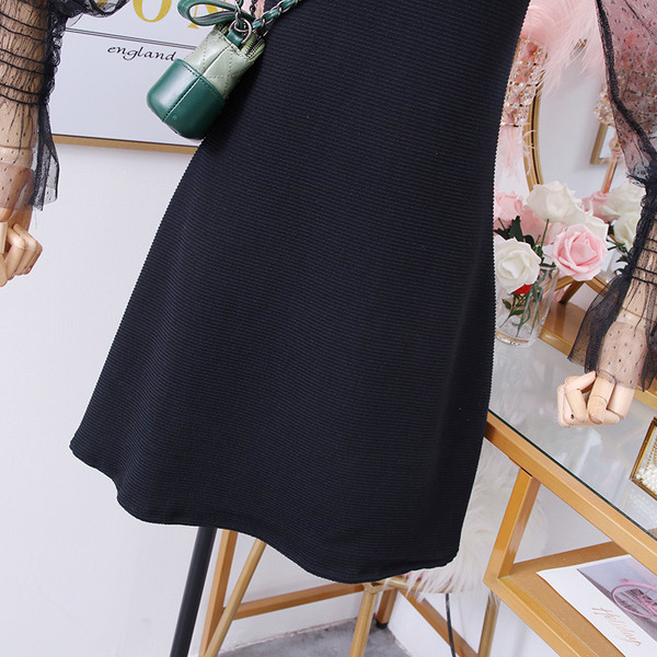 Rochie modernă de damă cu mâneci din tul și decolteu rotund, de culoare neagră