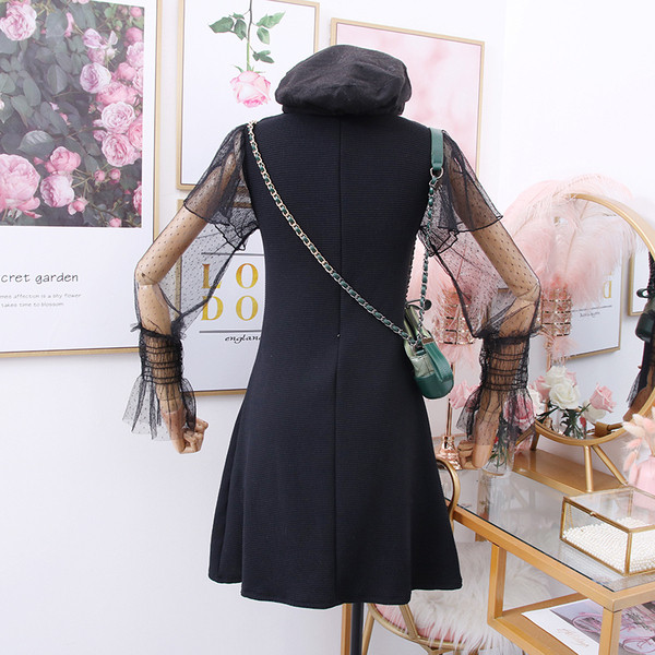 Rochie modernă de damă cu mâneci din tul și decolteu rotund, de culoare neagră