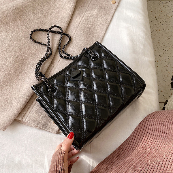 Női bőr táska lánccal több színben