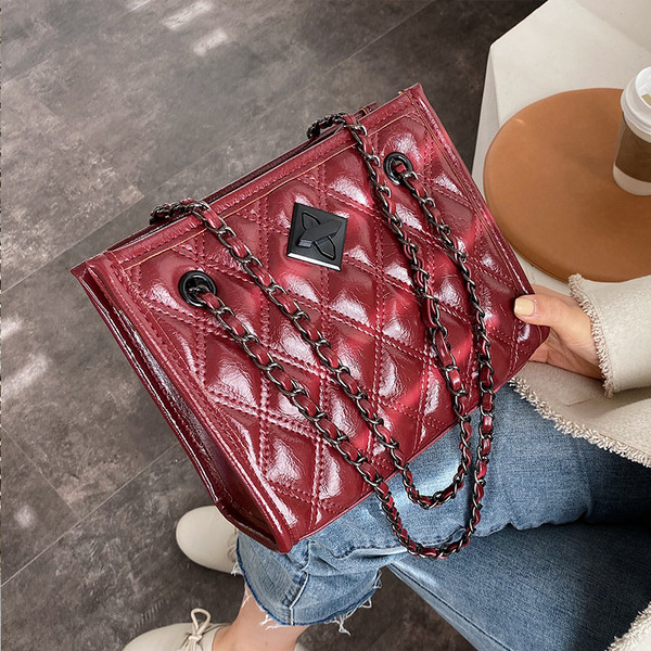 Női bőr táska lánccal több színben