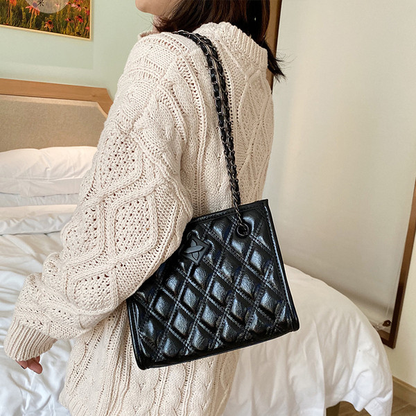 Női bőr táska lánccal több színben