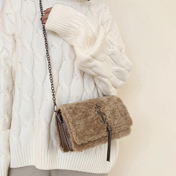 Geantă de puf de damă modernă, cu ciucuri și element metalic