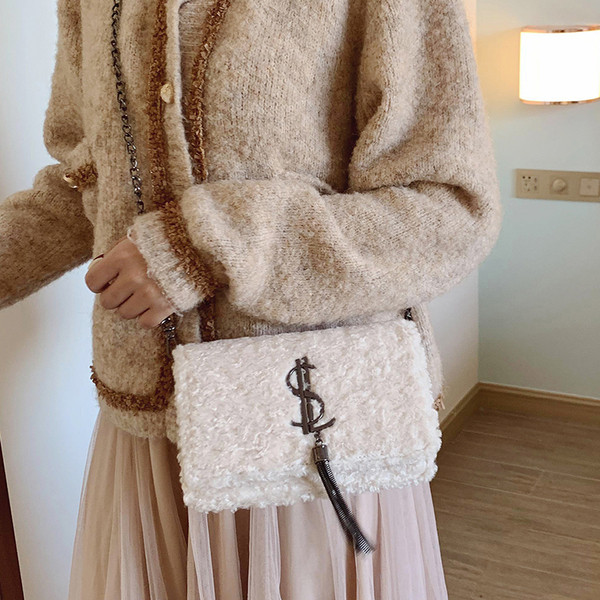 Geantă de puf de damă modernă, cu ciucuri și element metalic