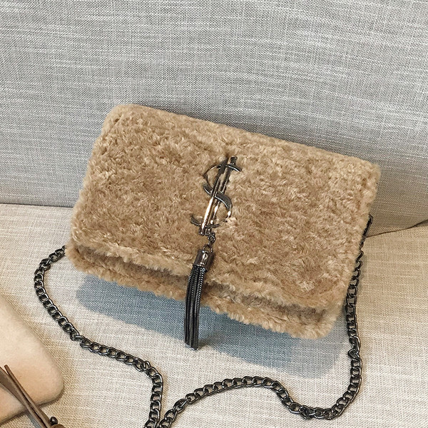 Geantă de puf de damă modernă, cu ciucuri și element metalic