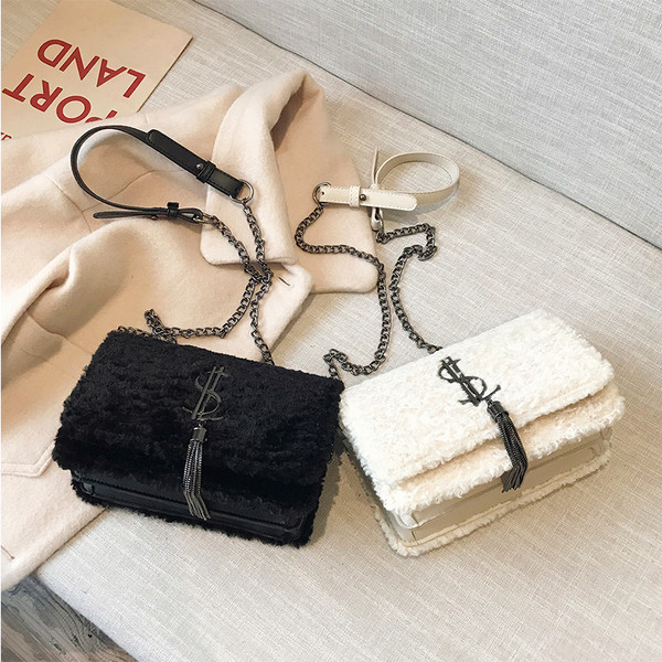 Geantă de puf de damă modernă, cu ciucuri și element metalic